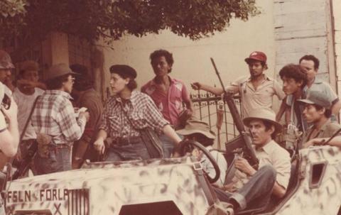 Dora María Téllez (portant le béret noir) à Leon, Nicaragua en 1979