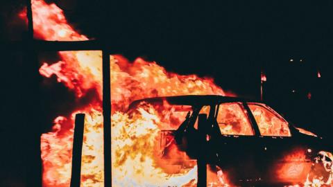 Voiture incendiée à Grenoble. © Florian Olivo 